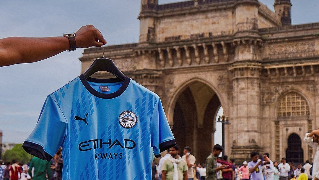 Photo: X | Mumbai City FC : Mumbai City FC's new jersey in front of Gateway of India.